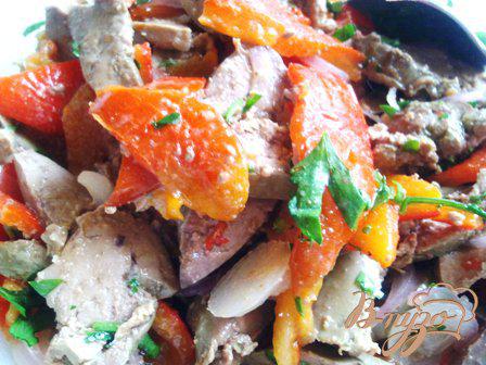 фото рецепта: Теплый салат с куриной печенью и запеченым перцем