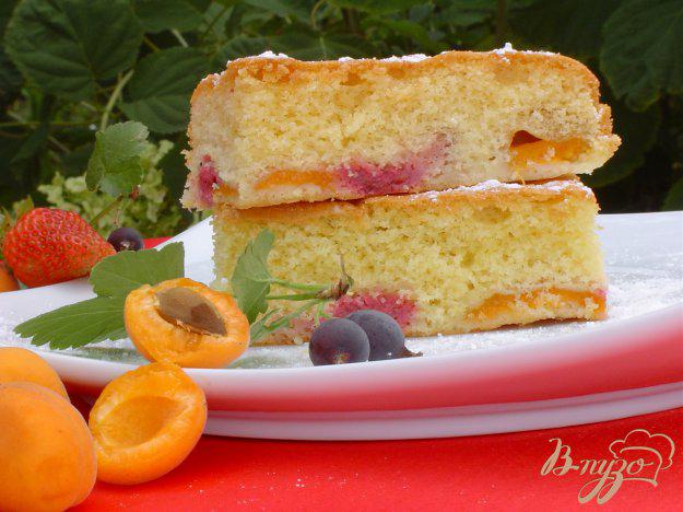 фото рецепта: Пирог с абрикосами и ягодами