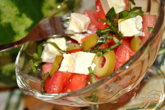 фото рецепта: Салат с арбузом, фетой и оливками