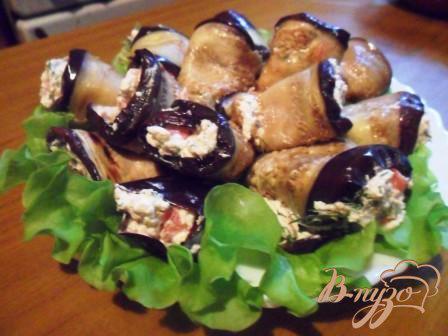 фото рецепта: Рулетики из баклажан с фетой и помидорами