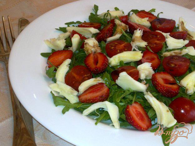 фото рецепта: Салат с клубникой, моцарелой и помидорами черри