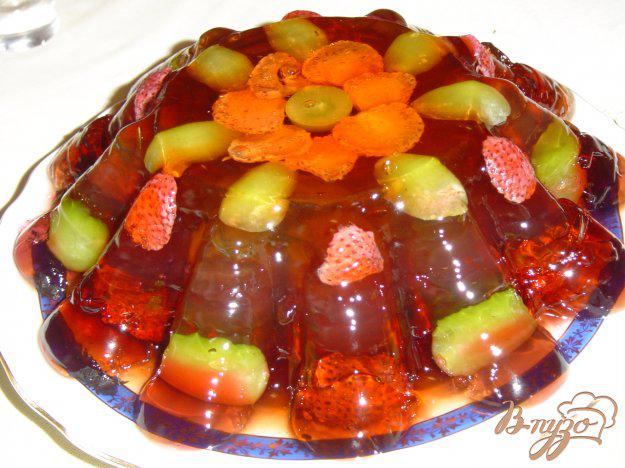 фото рецепта: Слоеный желейный тортик с ягодами