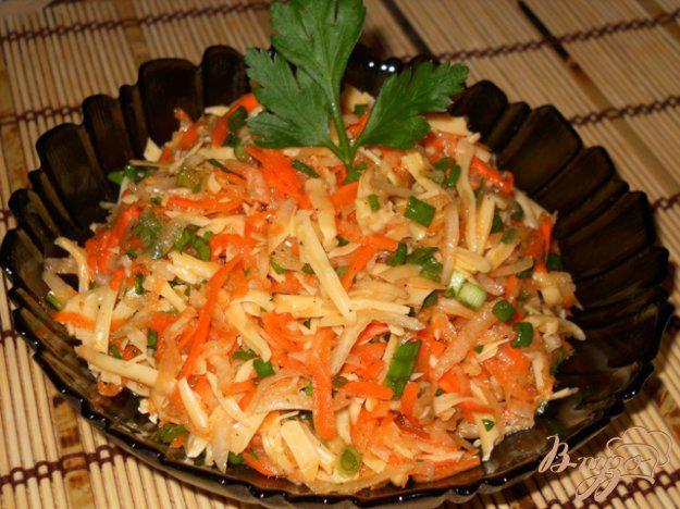 фото рецепта: Салат из редьки с морковью и сыром