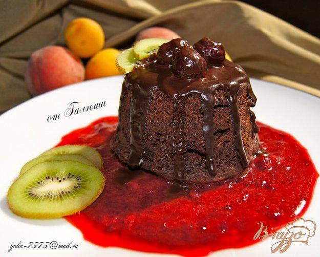 фото рецепта: Шоколадный кекс с вишней в микроволновке