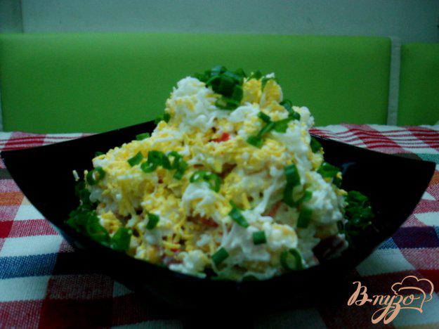 фото рецепта: Салат из крабовых палочек с рисом и огурцом