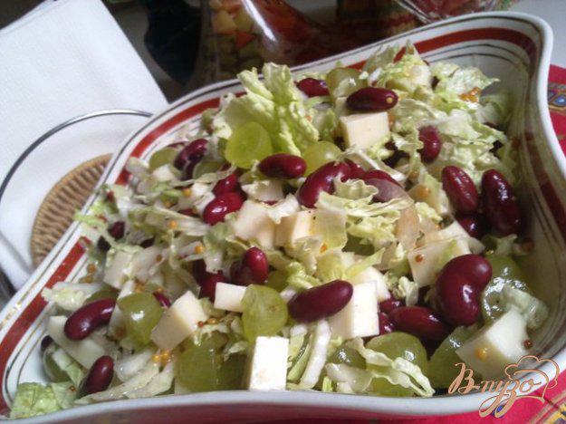фото рецепта: Салат из красной фасоли и винограда