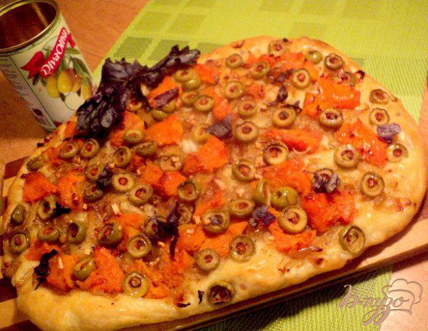фото рецепта: Лепешка с тыквой, оливками и луком.