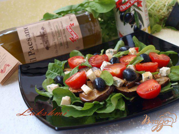 фото рецепта: Салат с рукколой,баклажанами и помидорами-черри