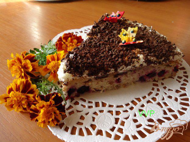 фото рецепта: Пирог шоколадно-ягодный с орехами и меренгой