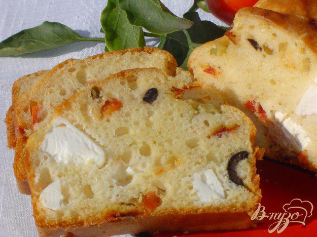 фото рецепта: Кекс с маслинами, оливками, фетой и паприкой