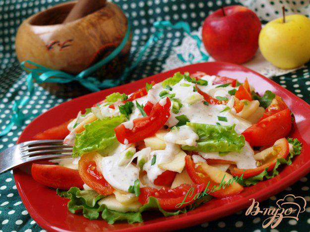 фото рецепта: Салат с яблоками и помидорами с горчичной заправкой