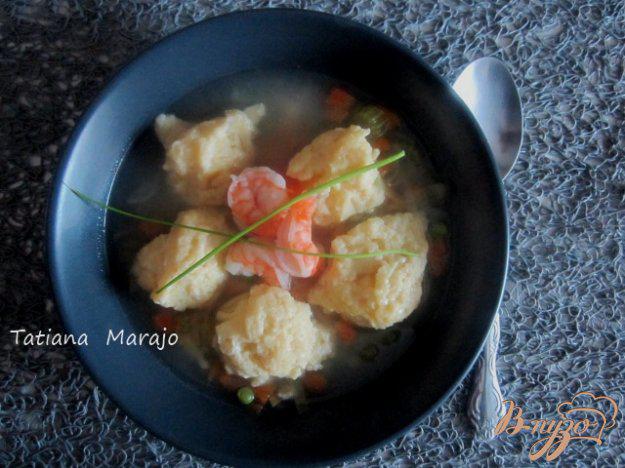 фото рецепта: Суп с сырными клецками и креветками