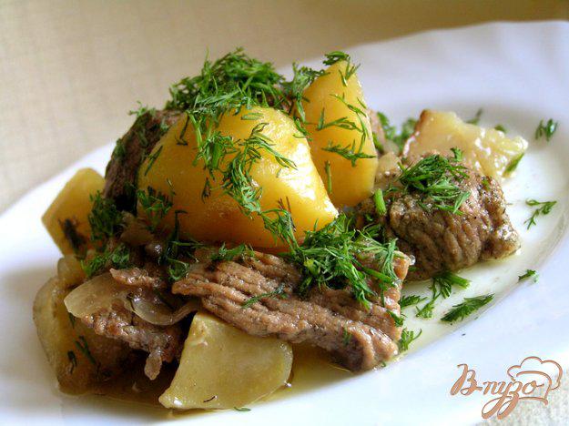 фото рецепта: Мясо в укропе с картошкой (в горшочке)
