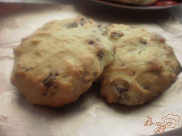 фото рецепта: Печенье с кусочками шоколада и орехами