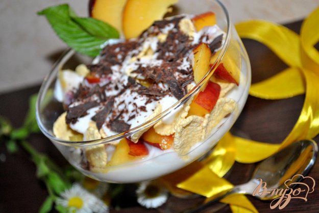 фото рецепта: Десерт из йогурта с персиками