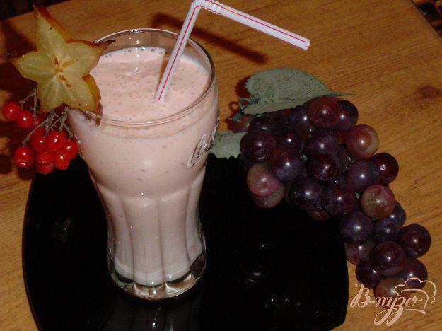 фото рецепта: Коктейль кисло-молочный с бананами и ягодами