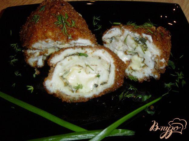 фото рецепта: Рулетики из куриной грудки с плавленым сыром и зеленью