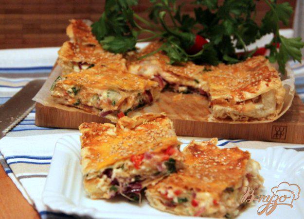 фото рецепта: Греческий пирог с брынзой и перцем чили