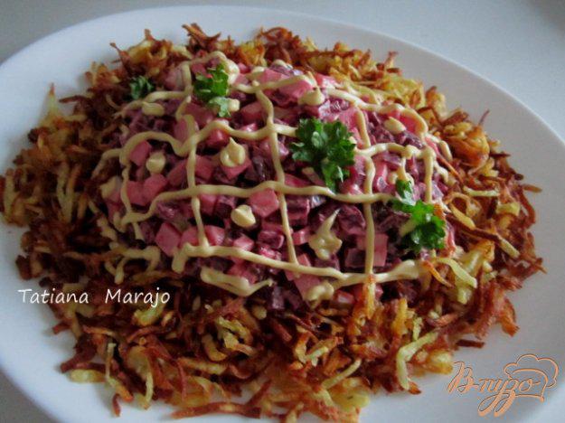 фото рецепта: Свекольный салат с картофельной соломкой