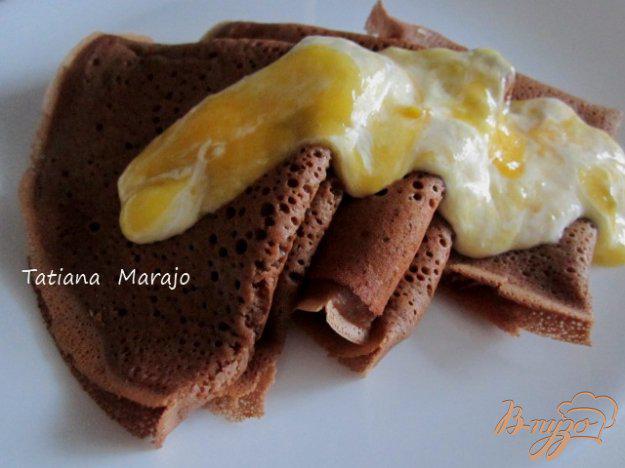 фото рецепта: Шоколадные блины со сметанно-манговым соусом