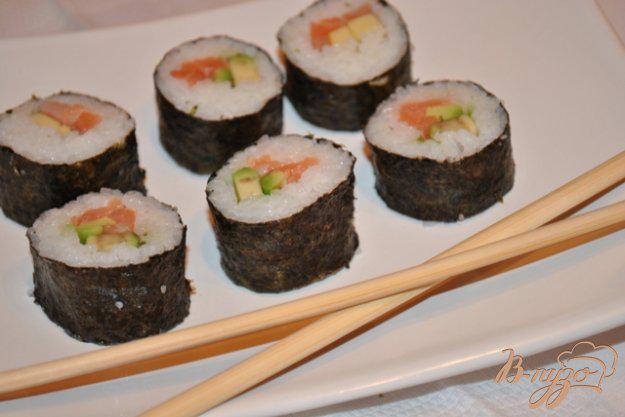 фото рецепта: Суши роллы с лососем и авокадо