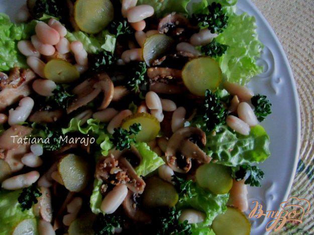 фото рецепта: Салат с жареными грибами и белой фасолью