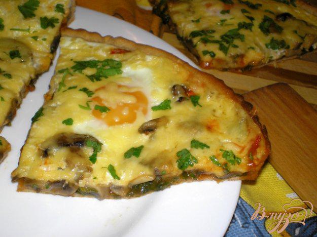 фото рецепта: Пицца с грибами, шпинатом и яйцами