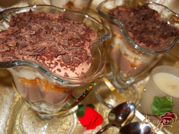 фото рецепта: Десерт из печенья с фруктами и двойным кремом