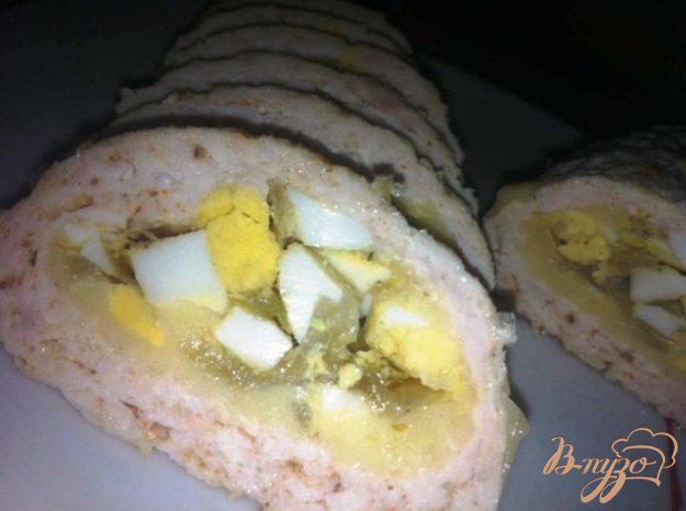фото рецепта: Куриный рулет с яйцом и карамелизированным луком