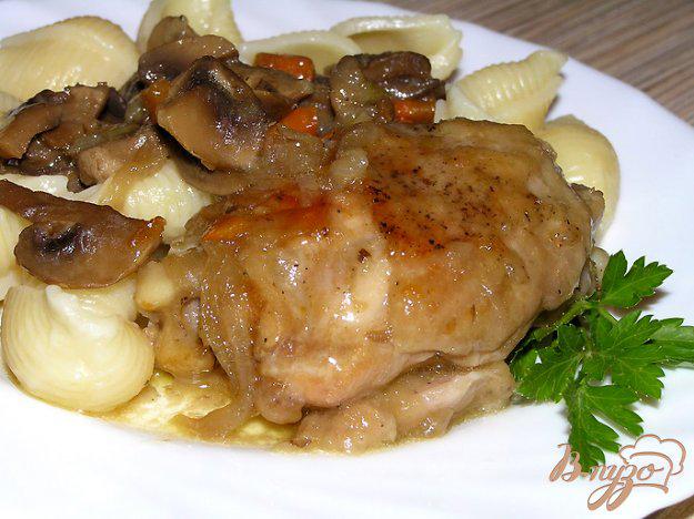 фото рецепта: Курица, тушеная с грибами в белом вине