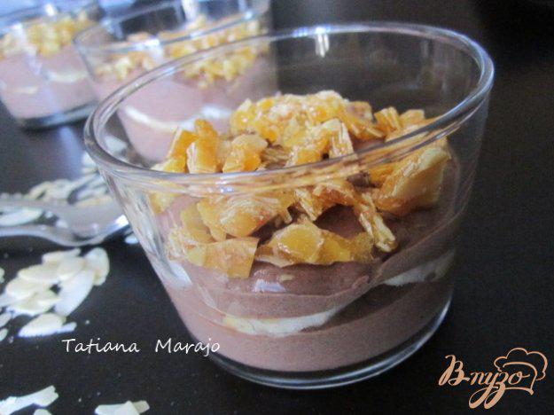 фото рецепта: Шоколадный крем с бананами и карамельной крошкой