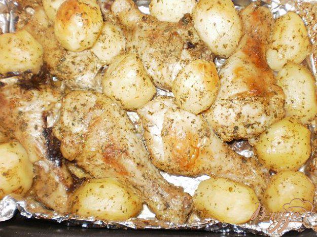 фото рецепта: Куриные голени запеченные с картофелем