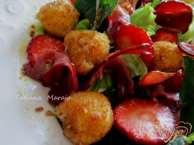 фото рецепта: Салат с жаренной моцареллой и клубникой