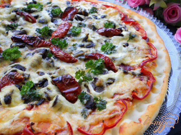 фото рецепта: Пицца с лесными грибами и вялеными помидорами