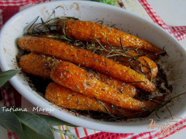 фото рецепта: Запеченая морковь с ароматными травами