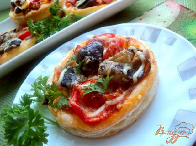 фото рецепта: Мини-пицца с грибами и ветчиной