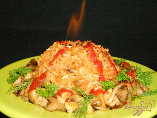 фото рецепта: Рис с грибами в форме вулкана (вариант подачи блюда)