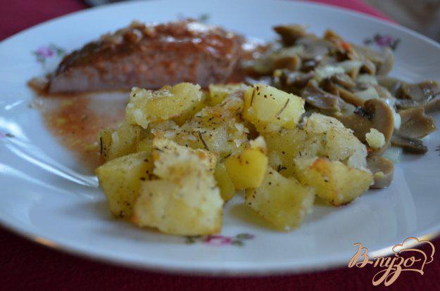 фото рецепта: Печеный картофель с розмарином и луком