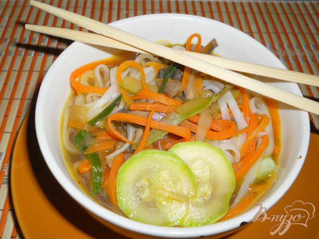 фото рецепта: Суп в японском стиле с рисовой лапшой