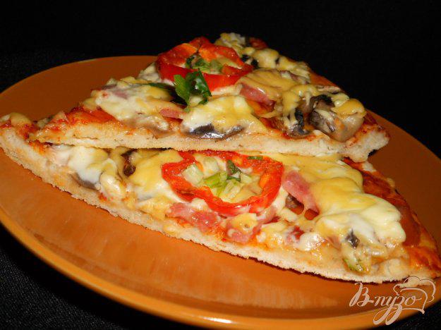 фото рецепта: Пицца с колбасой и грибами