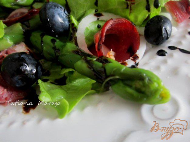 фото рецепта: Салат с зеленой спаржей, утиной грудкой и черникой