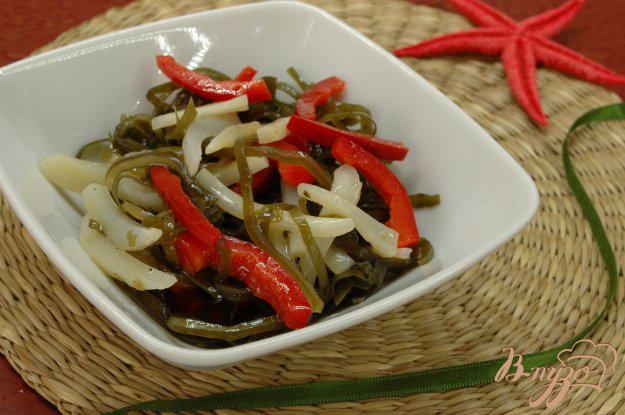 фото рецепта: Салат из морской капусты, кальмара  и перца