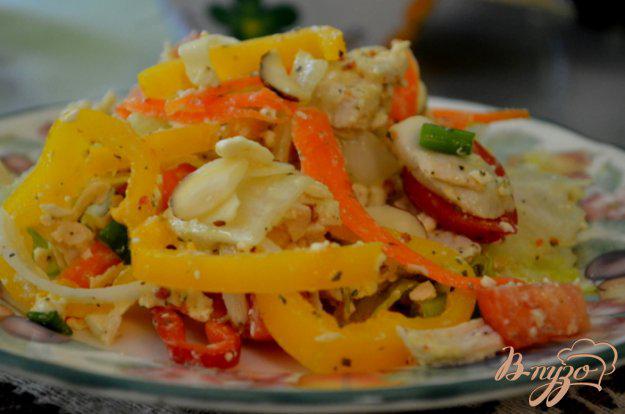 фото рецепта: Куриный салат с сыром фета и овощами