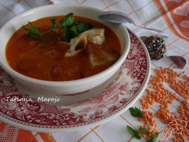 фото рецепта: Чечевичный суп с сухариками и копчеными колбасками