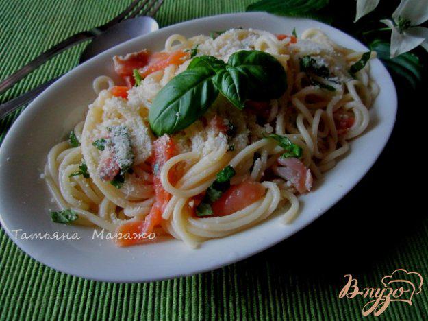 фото рецепта: Спагетти с семгой,базиликом и лимоном
