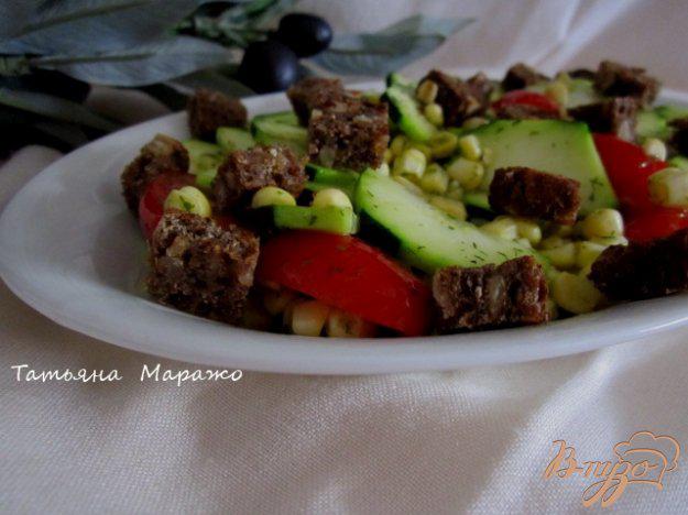фото рецепта: Салат из свежего цукини, кукурузы и сухариками из черного хлеба