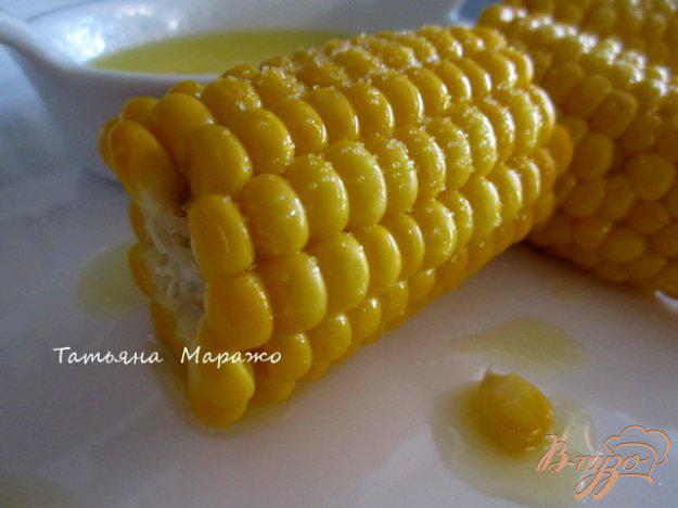 фото рецепта: Отварная кукуруза со сливочным маслом