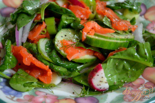 фото рецепта: Салат со шпинатом и копченой семгой