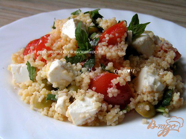 фото рецепта: Мятный салат из кускуса с помидорами, фетой и оливками