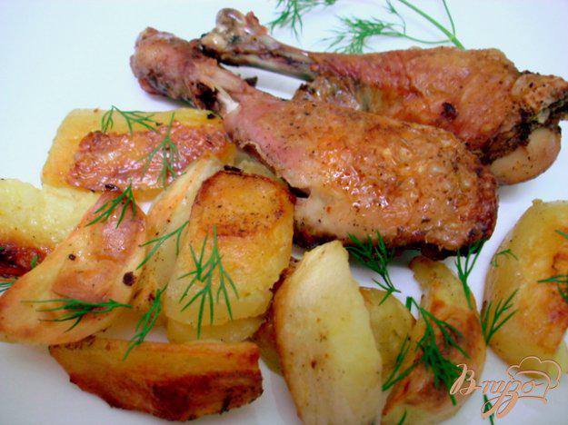 фото рецепта: Куриные голени  запеченные с картофелем